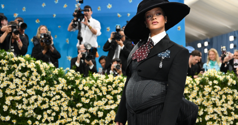 Rihanna porte une combinaison de Noël dans de nouvelles photos de vacances