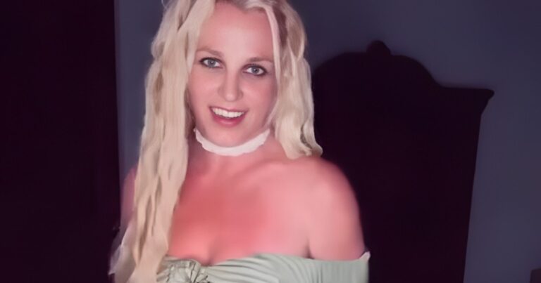 Britney Spears danse dans une robe à bretelles amples