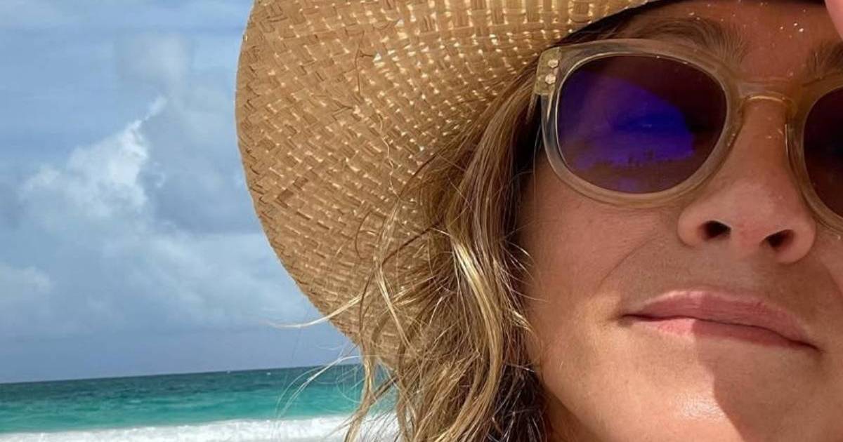 Jennifer Aniston pose en slip et en maillot de bain pour Elle Photos
