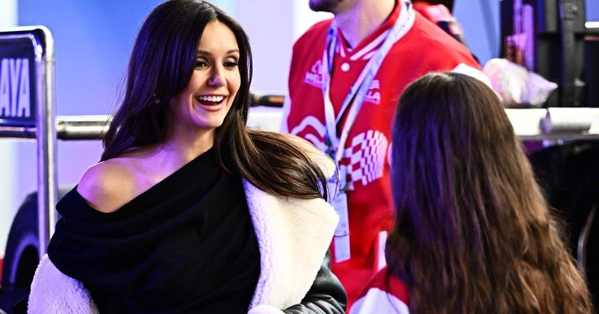 La tenue F1 de Las Vegas de Nina Dobrev est tellement chic