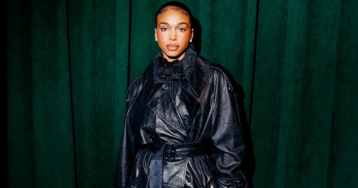 Lori Harvey est prête pour les fêtes de fin d'année en tenue Burberry