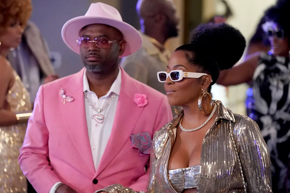 Toya Bush Harris et Eugene Harris participant à une soirée sur le thème des années 70