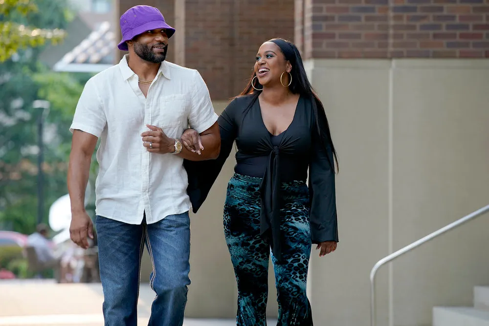 Chemar et Brandi Milton marchant bras dessus bras dessous