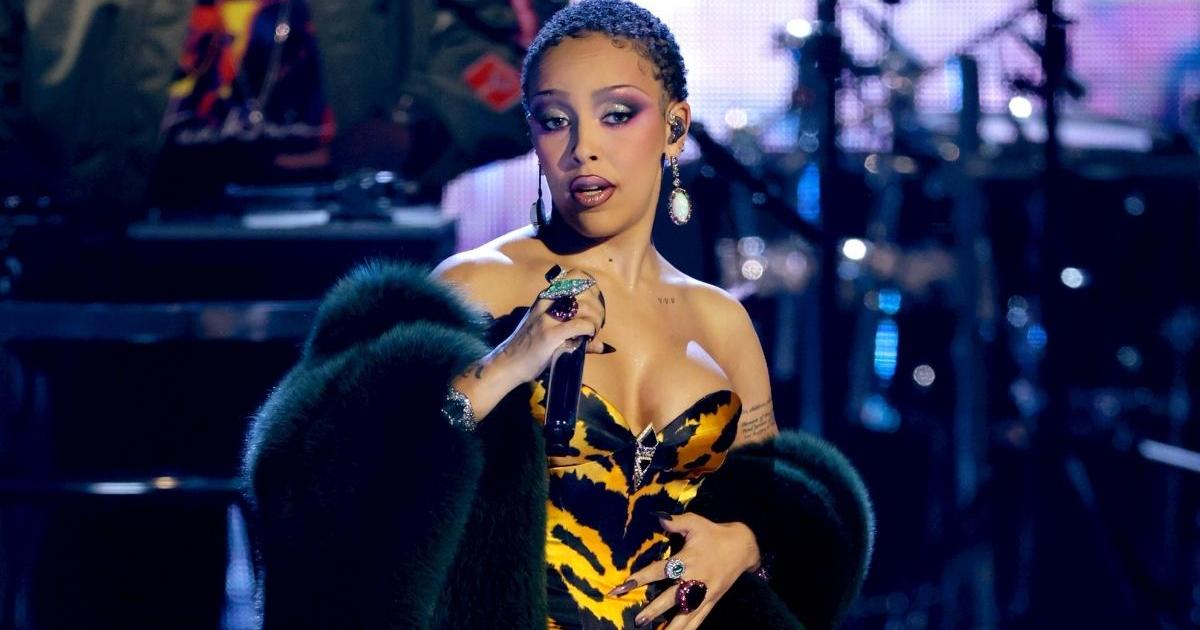 Doja Cat laisse échapper son côté sauvage dans des bodys à imprimé animal
