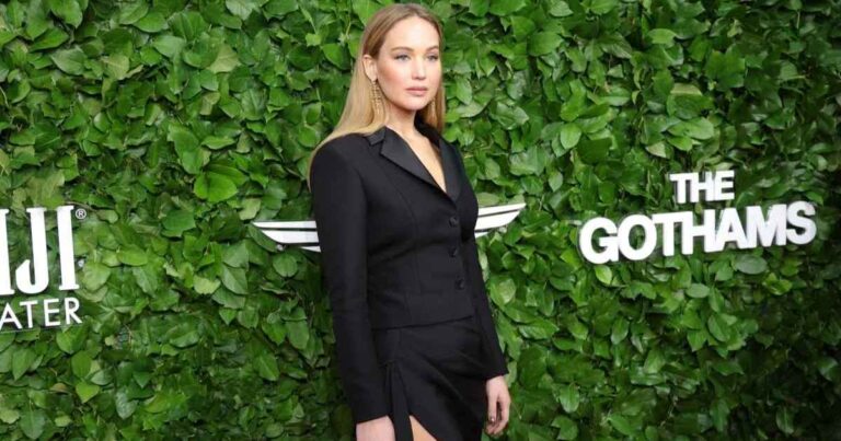 Jennifer Lawrence fait tourner les têtes dans sa robe fendue haute Givenchy