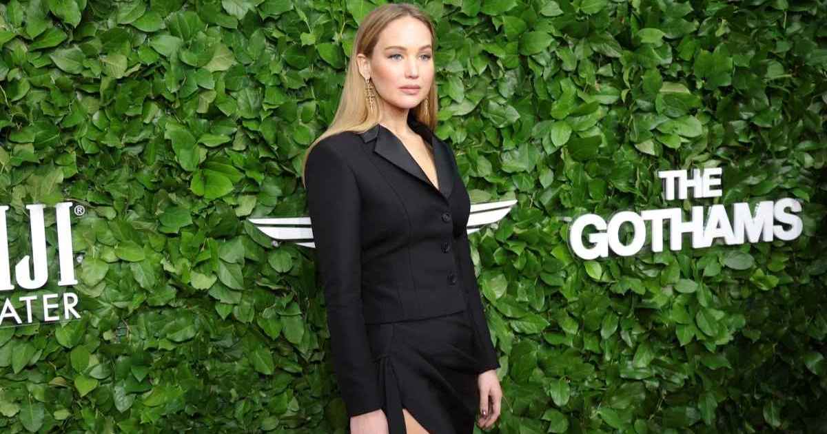 Jennifer Lawrence fait tourner les têtes dans sa robe fendue haute Givenchy