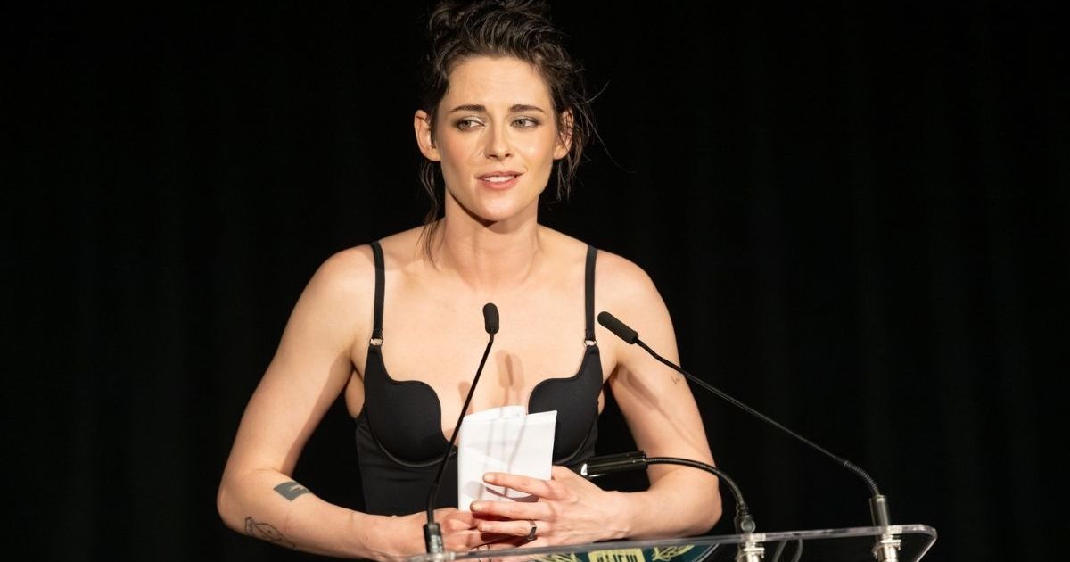 Kristen Stewart fait preuve d'audace avec une chemise déboutonnée et une microjupe