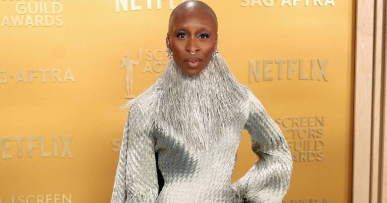 La robe argentée de Cynthia Erivo suspendue par une sangle donne une boule disco
