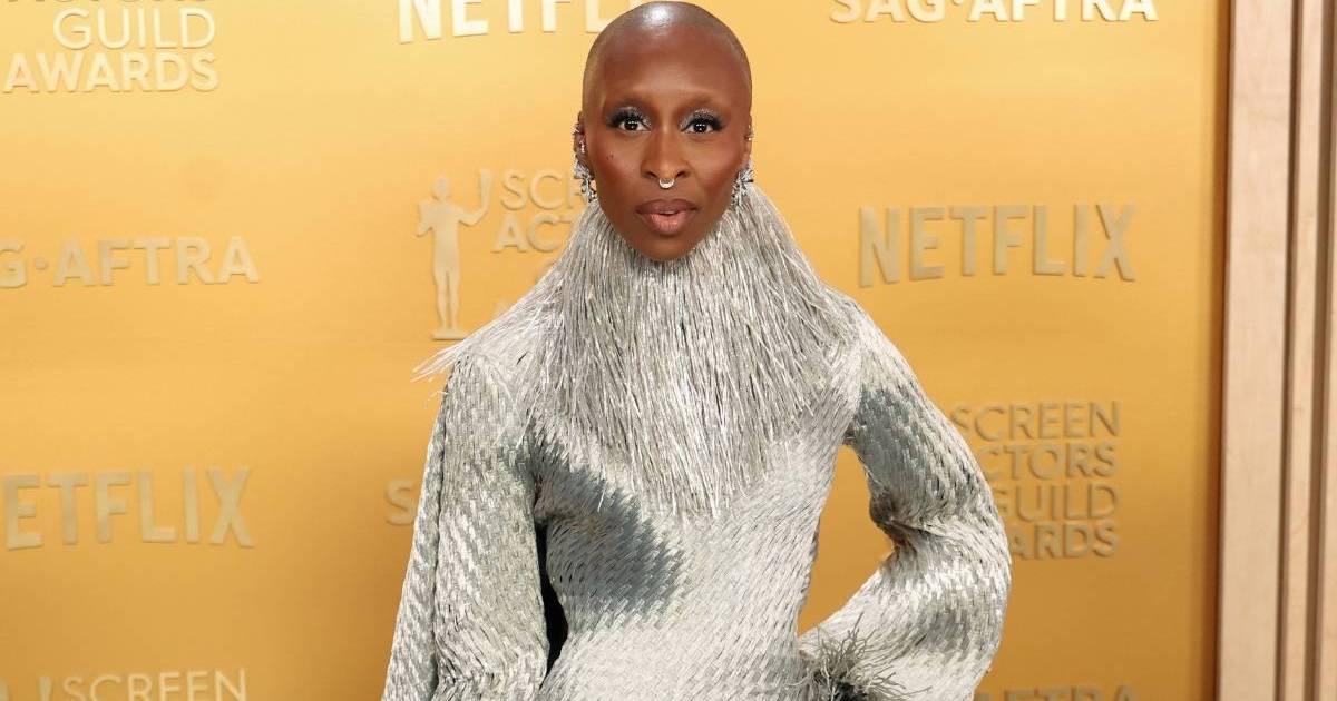 La robe argentée de Cynthia Erivo suspendue par une sangle donne une boule disco