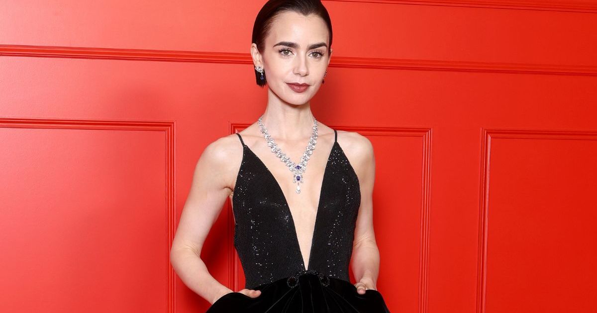 La robe noire de Lily Collins plonge hardiment jusqu'à son ventre
