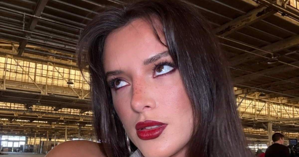 Le micro short de Bella Thorne est livré avec une touche effrontée en photo