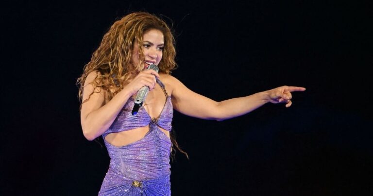 Le moment du haut de soutien-gorge de Shakira incite les fans à dire « Divina »