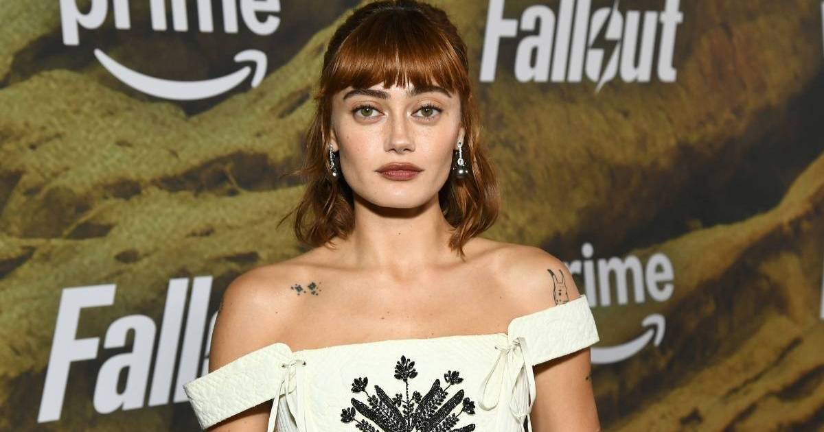 Les tatouages ​​d'Ella Purnell transparaissent à travers sa mini-robe Dolce & Gabbana