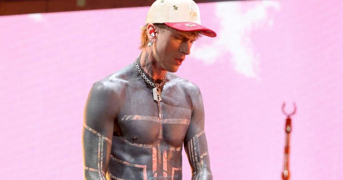 Machine Gun Kelly fait monter la température en look torse nu