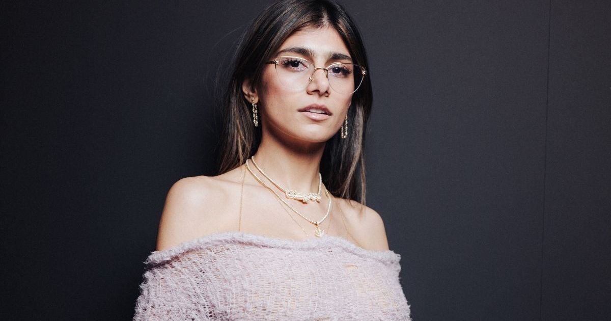Mia Khalifa fait monter la température alors qu'elle ne porte que des pantalons