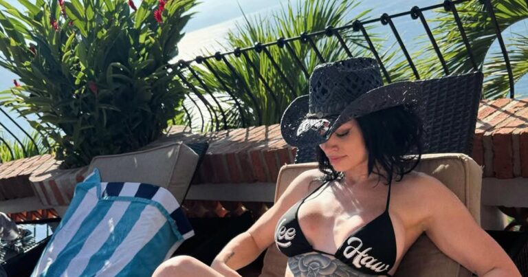 Saraya Bevis de la WWE assise en bikini à cordes est à voir absolument