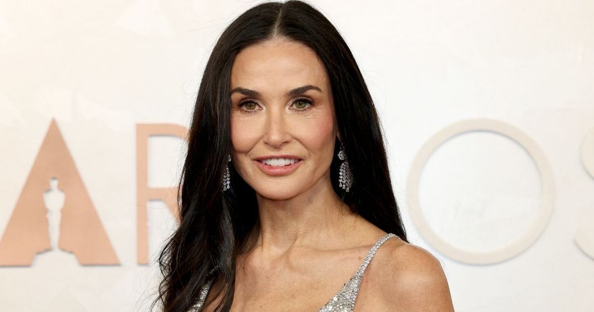 Demi Moore devient une boule disco dans une mini-robe Gucci super petite