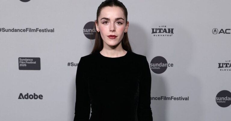 Kiernan Shipka épate dans la petite mini-robe Atelier Delphine