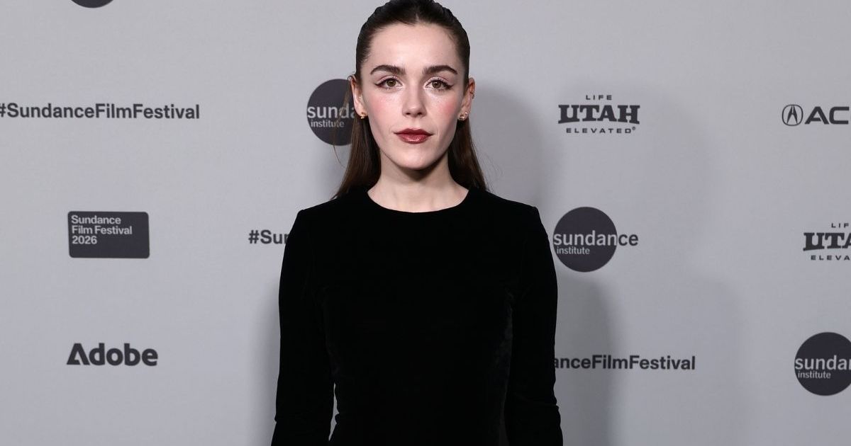 Kiernan Shipka épate dans la petite mini-robe Atelier Delphine