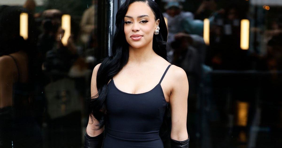 L'influenceuse Kristy Sarah lance un look bordeaux dramatique "Revenge"