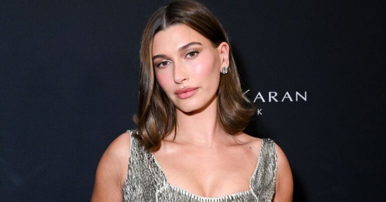 La robe Slinky Armani Prive de Hailey Bieber est dotée d'un décolleté audacieux