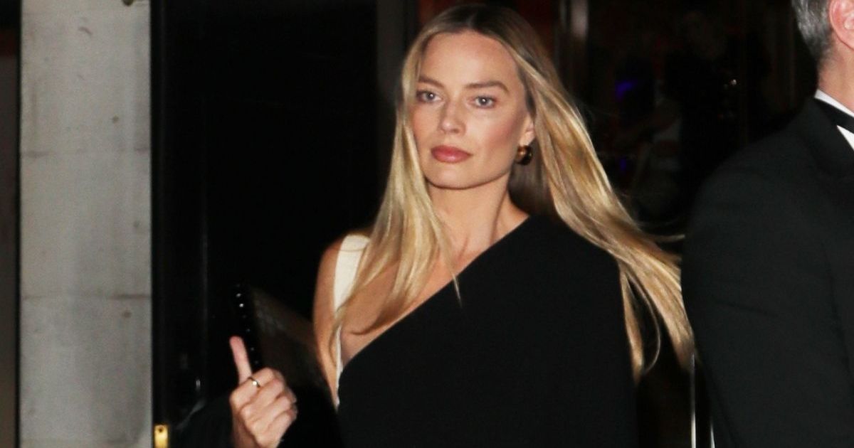 La robe transparente Schiaparelli de Margot Robbie présente des pois en crin de cheval