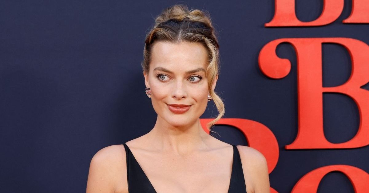 Le décolleté de la robe Tom Ford audacieuse et dos nu de Margot Robbie n'existe pas