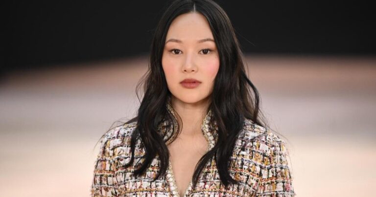 Le look du costume Acne Studios de Yerin Ha est un habillage puissant à son meilleur