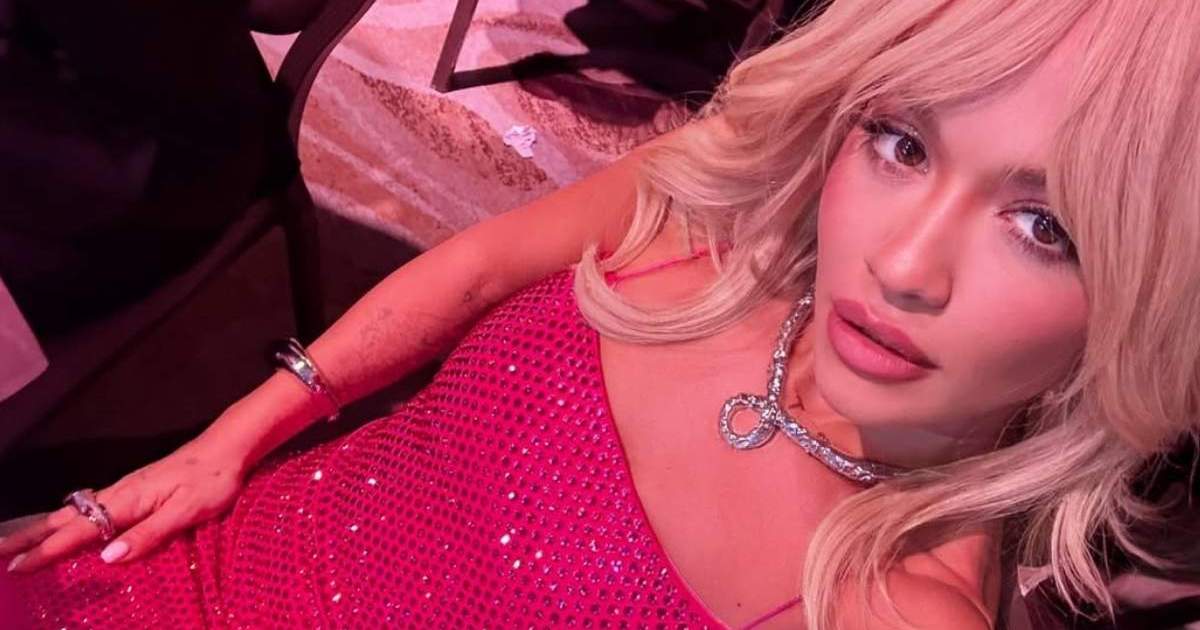 Les meilleures photos transparentes de Rita Ora sont accompagnées d'un manteau de fourrure confortable