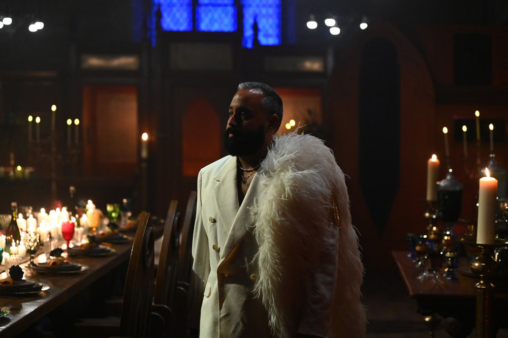 Yam Yam Arocho dans un costume de fourrure blanche au Black Banquet de la saison 4 de The Traitors 