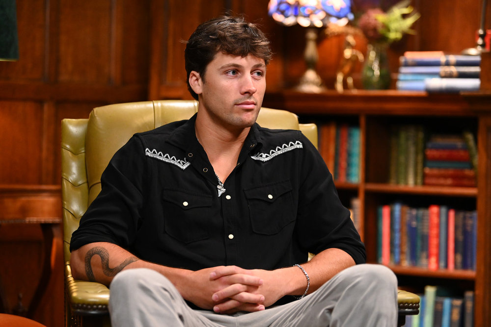 Rob Rausch dans une chemise boutonnée noire dans la saison 4 de The Traitors 