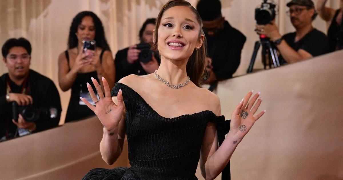 Ariana Grande se moque de l'échec de Photoshop de Vogue en lui donnant 6 doigts