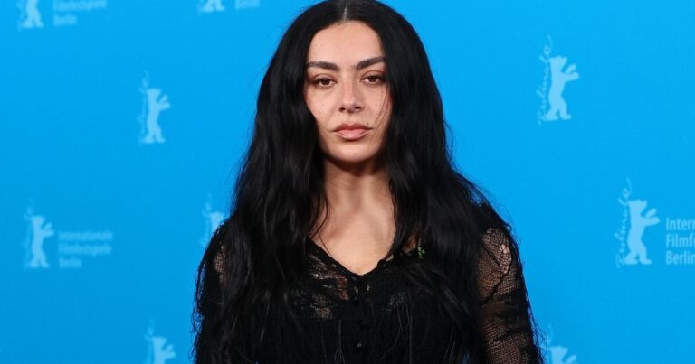 Charli XCX éblouit dans une robe transparente en dentelle après ses débuts au cinéma