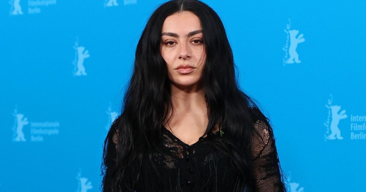 Charli XCX éblouit dans une robe transparente en dentelle après ses débuts au cinéma