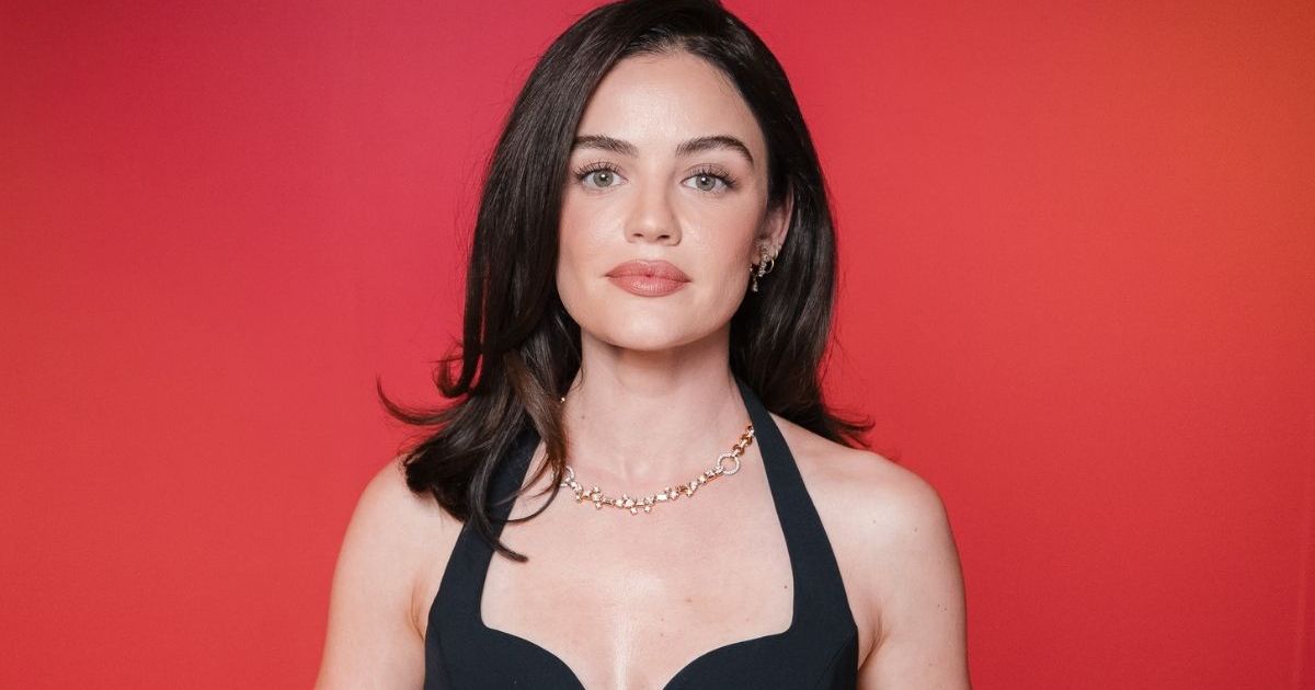 L'apparence Pomellato de Lucy Hale comprend une robe découpée