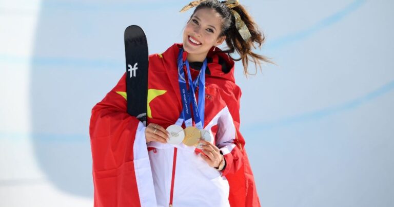 La photo en bikini de l'olympienne Eileen Gu pour SI tombe alors qu'elle remporte une autre victoire