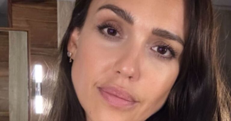 La photo en maillot de bain transparent de Jessica Alba pour Maxim refait surface au milieu du buzz PDA