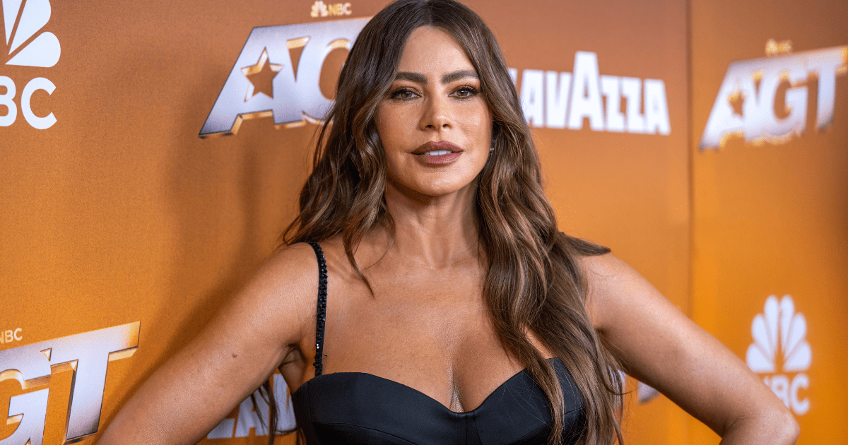 Sofia Vergara associe une robe nuisette en dentelle transparente à un sac Bottega Veneta de 3 000 $