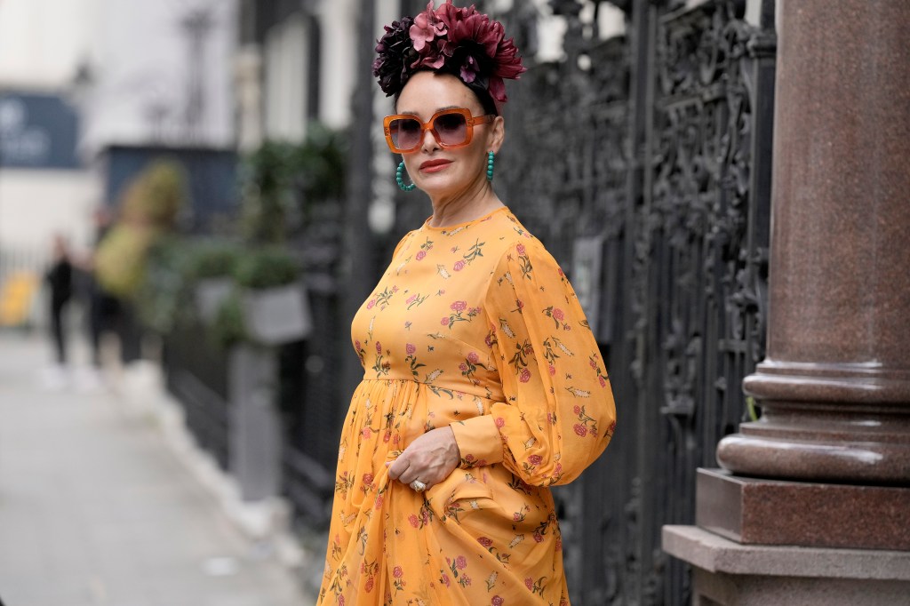 Ladies of London saison 4 Kimi dans une robe orange