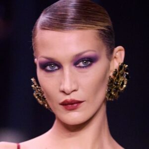 Bella Hadid étourdit dans un micro short audacieux pour Prada Beauty