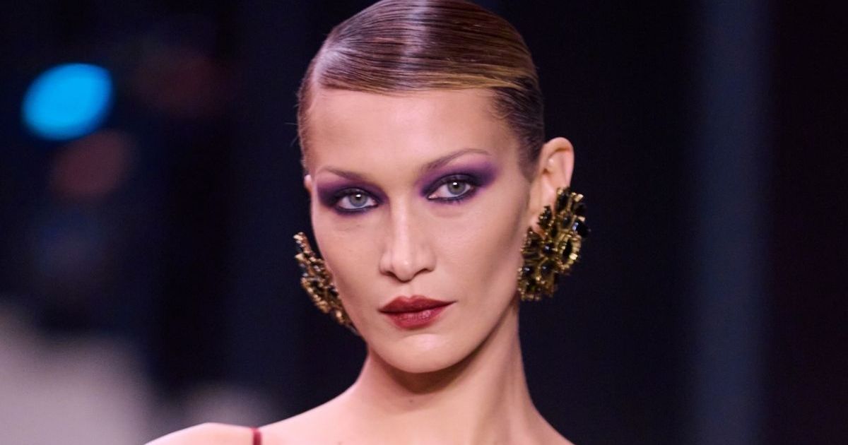 Bella Hadid étourdit dans un micro short audacieux pour Prada Beauty