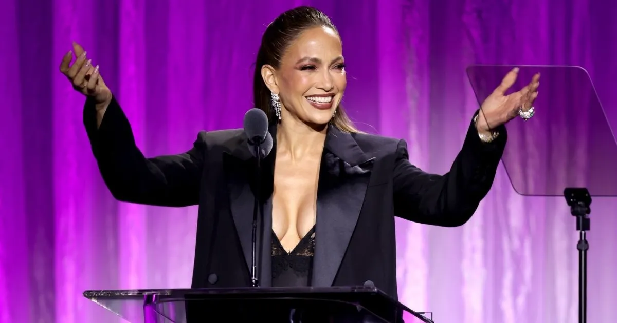 Jennifer Lopez félicite Kerry Washington en robe nuisette et blazer en dentelle