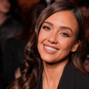 Jessica Alba porte une veste en micro minirobe pour l'ouverture de Zero Bond
