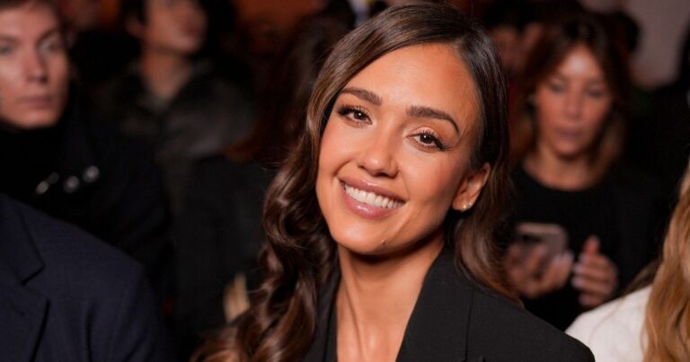 Jessica Alba porte une veste en micro minirobe pour l'ouverture de Zero Bond
