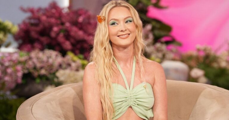 La micro-robe de Zara Larsson a une découpe audacieuse pour l'apparence du défilé