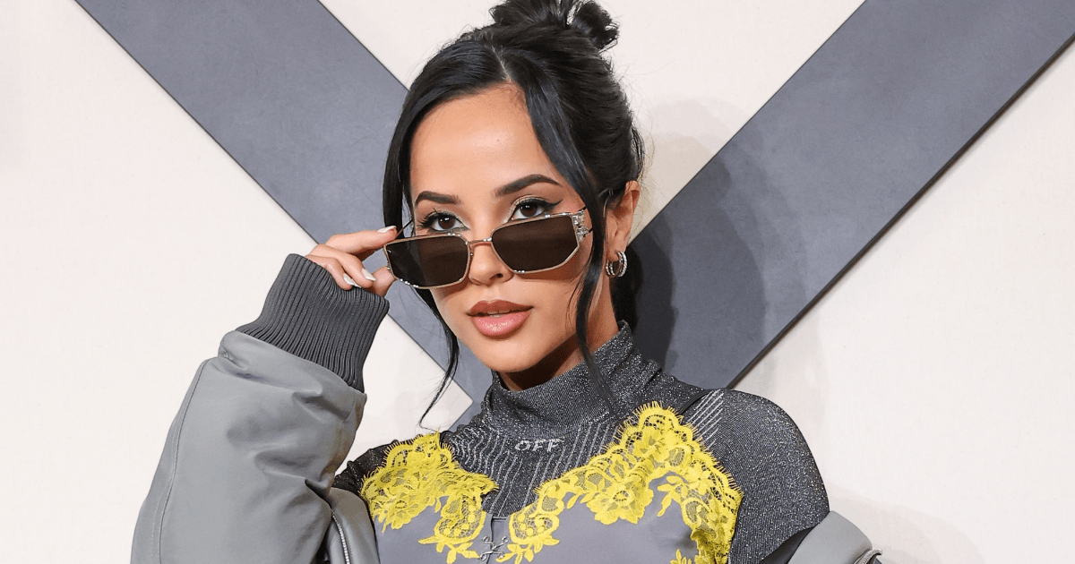 La mini-robe micro slip blanc cassé de Becky G est la perfection en dentelle