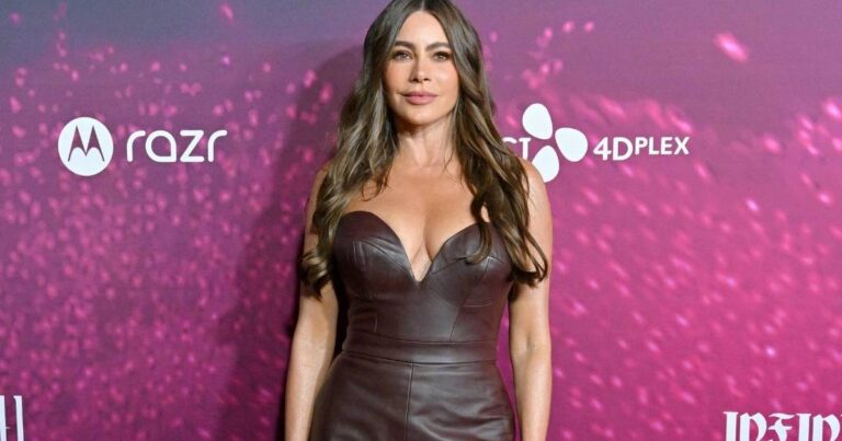 La robe corset scintillante de Sofia Vergara est également transparente pour les auditions de l'AGT