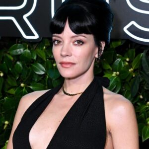 Lily Allen laisse tomber un moment de bikini torride dans West End Girl Behind the Scenes