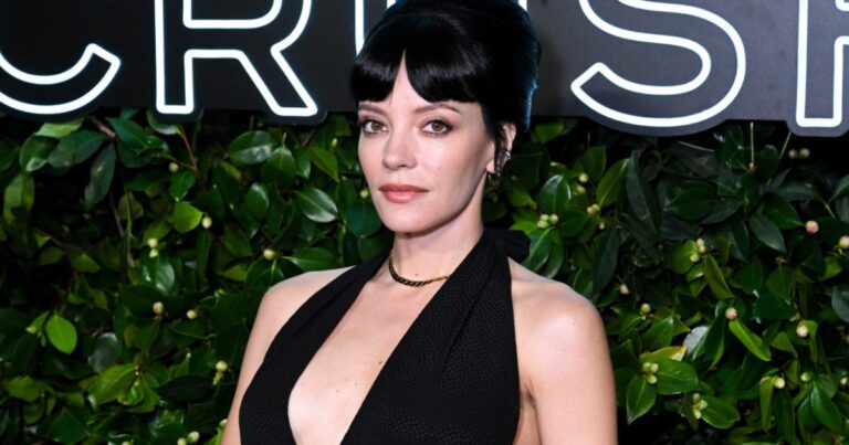 Lily Allen laisse tomber un moment de bikini torride dans West End Girl Behind the Scenes