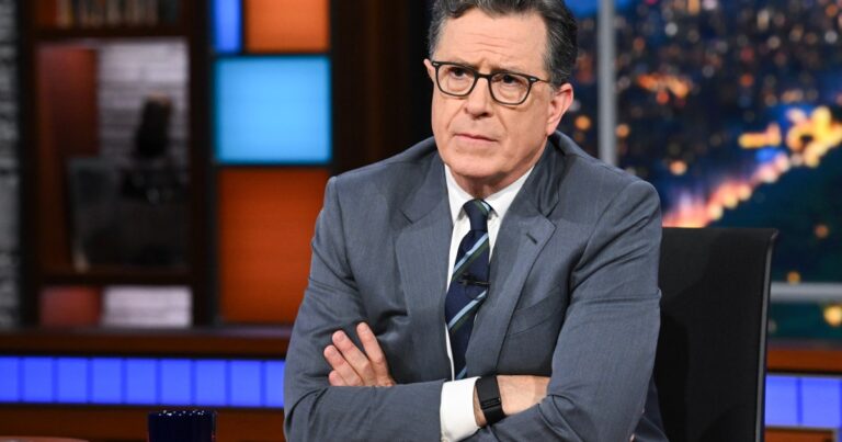 Stephen Colbert dénonce l'appel de Hakeem Jeffries au « défi silencieux » au SOTU de Donald Trump